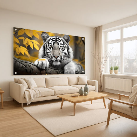 טיגריס לבן בין עלי שלכת זהובים - תמונות לבית