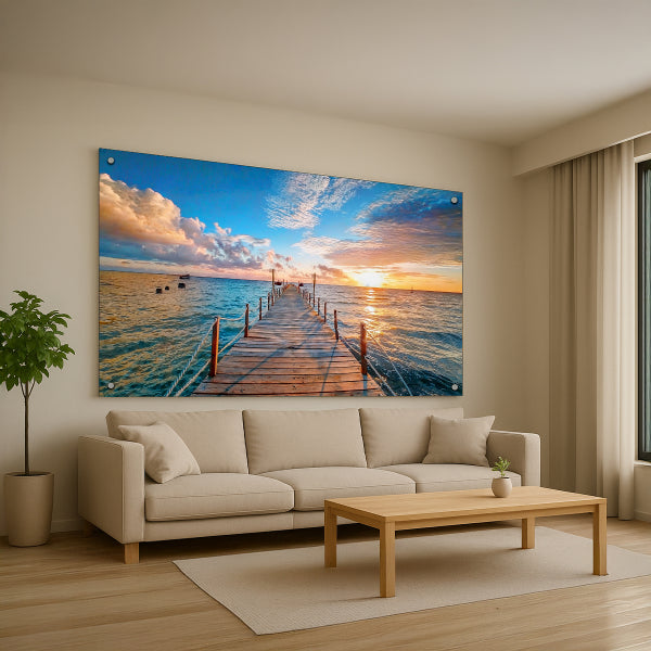 תמונת זכוכית של גשר עץ בשקיעה זהובה מעל הים – תמונה לסלון בעיצוב מודרני